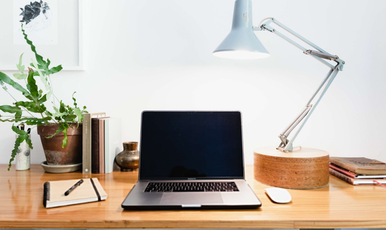 Макбук на столі