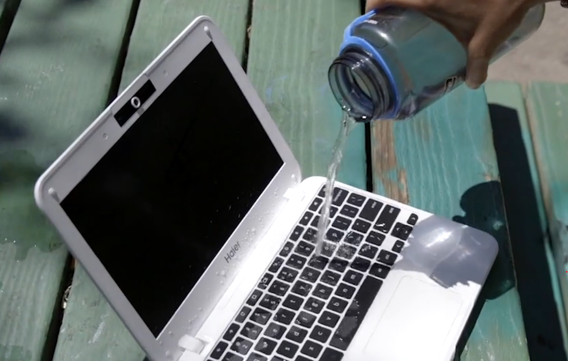 Ноутбук у воді