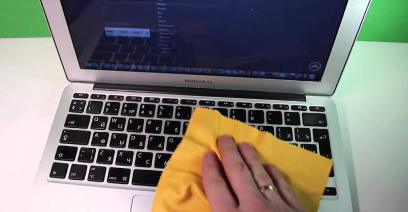 Протирание клавиатуры ноутбука