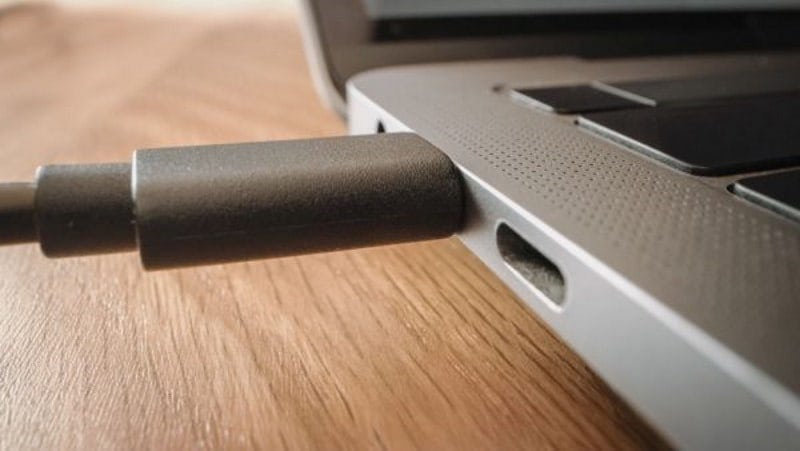 Штекер блока питания в ноутбуке