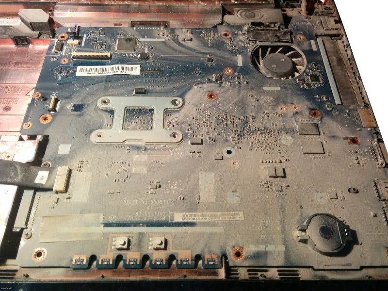 Ноутбук в пыли