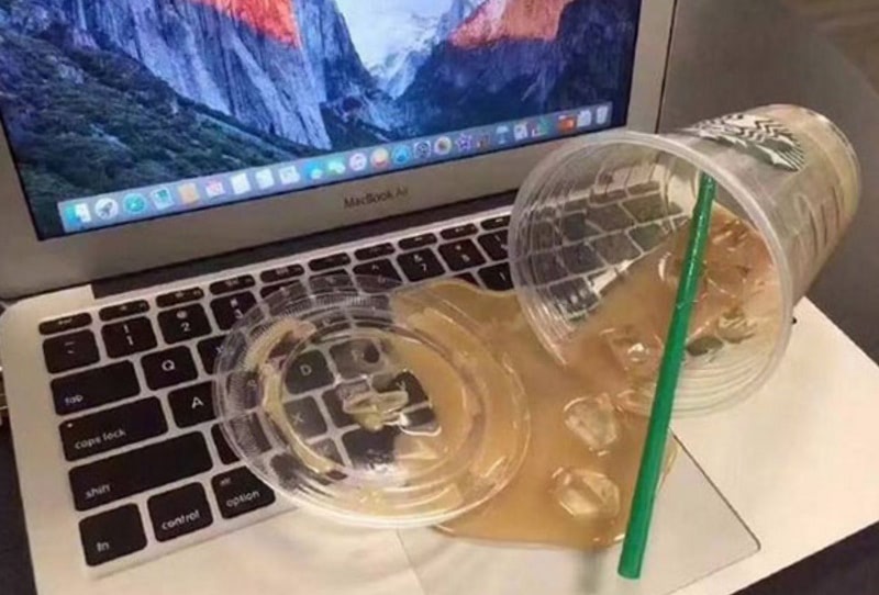 На клавіатуру пролили рідина