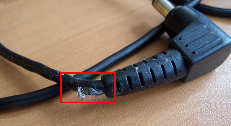 Порванный кабель блока питания