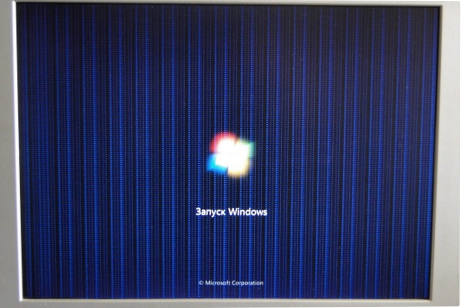 На экране ноутбука полосы