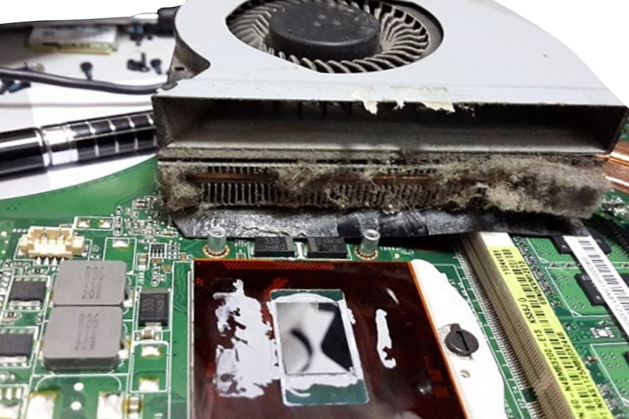 Внутри ноутбука пыль