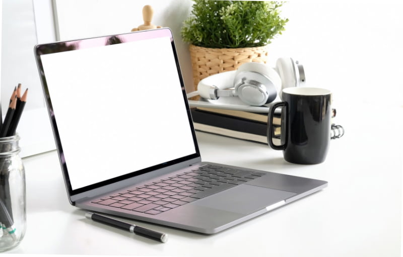 Ноутбук на столе