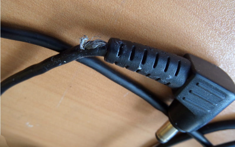 Порванный кабель блока питания