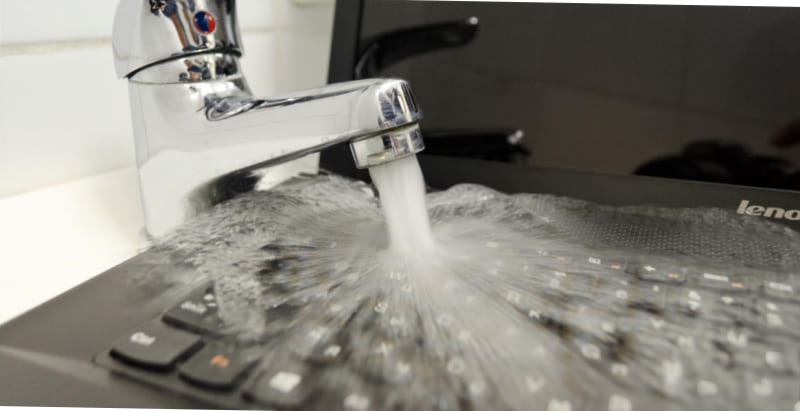 Клавиатура залита жидкостью