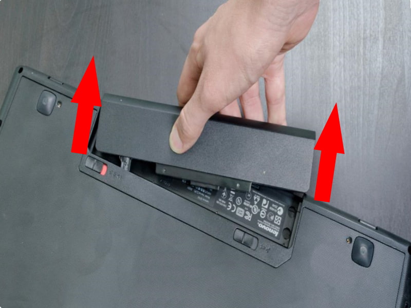 Аккумулятор достают с ноутбука