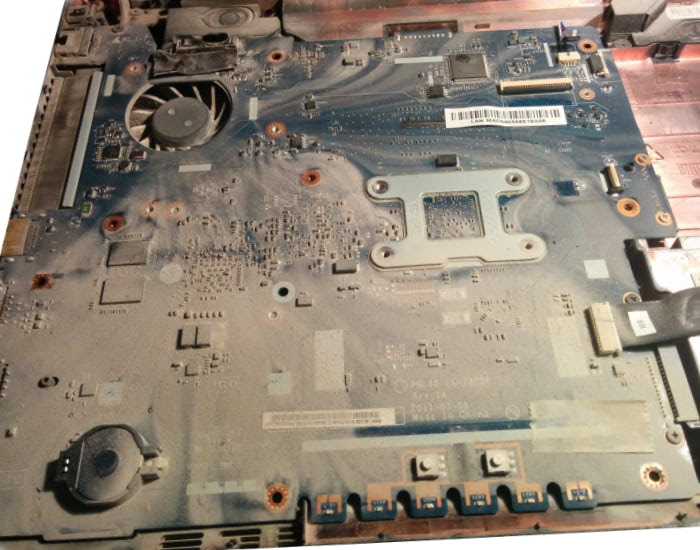 Ноутбук в пыли